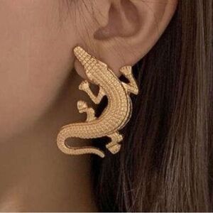 🐊 New Amazing & Stunning & unique goldtone alligator stud earrings 🐊